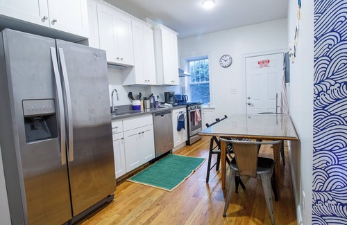 Highland Park Apartment | 3BD 1.5BTH Bright and Spacious Apt