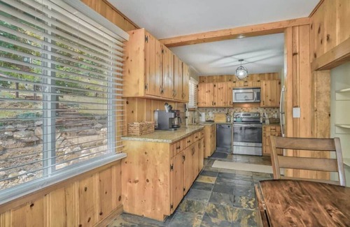 Cascade-Chipita Park Cabin | 3BD Log Cabin Pikes Peak and Garden of the Gods