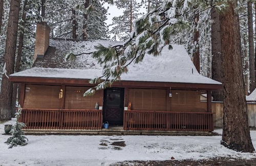 Al Tahoe Cabin | 3BD Pet-Friendly Log Cabin | Fast Wifi | Hot Tub | By Lake | Ski