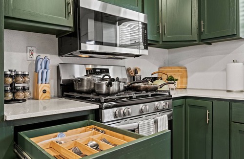 Oak Cliff House | 3Bed Home near Dtown Dallas with King Bed&Queen Beds+Free Parking+Fun Backyard