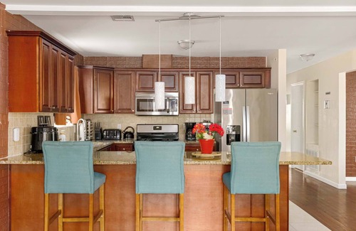 Newark House | 3BR/2.5BA Parking Comfort, Style & Convenience