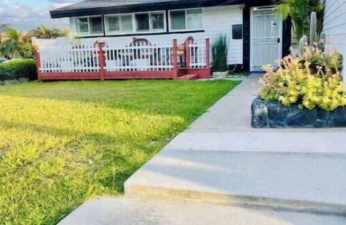 Serra Mesa House | 3BR 2 bth Snap Dragon Stadium view w/game room & hot tub 15 mins from the beach