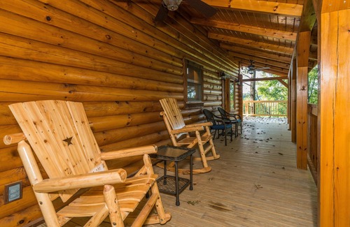Helmsburg Cabin | 3BR, 2BA Log Cabin