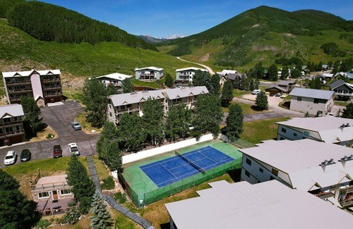 Crested Butte Condo | 3br/2Ba,Mt view,hot tub,free shuttle!nSummer is on the way!