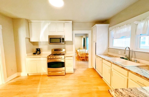 Central Tacoma House | 3BR/3BA Base, Expand to 6BR for extra cost, Sleeps up to 14, Central & Cozy home