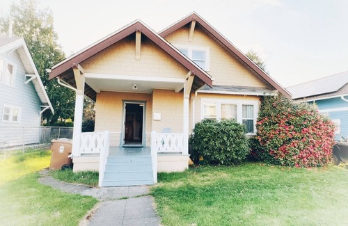 Central Tacoma House | 3BR/3BA Base, Expand to 6BR for extra cost, Sleeps up to 14, Central & Cozy home