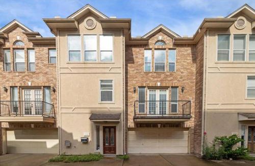 Washington Ave./ Memorial Park House | 3BR 3Ba Home l Spacious l Walkable l Washington Ave