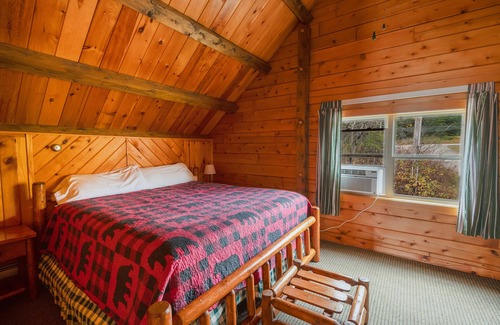 Jackman Cabin | 3BR Cabin –Snowmobilers and Hunters Paradise