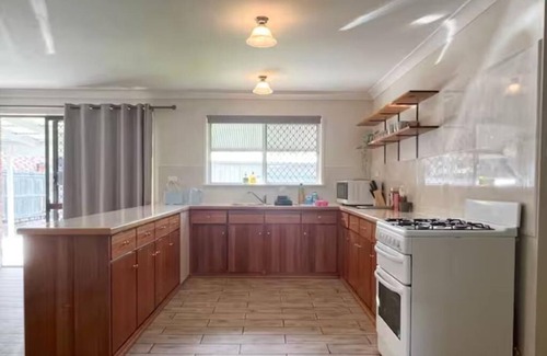 Slacks Creek House | 3BR Cottage Home w/Ample Parking