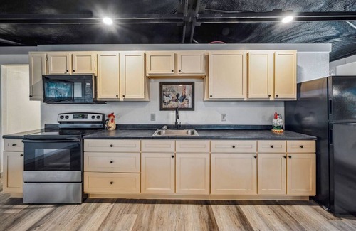 Paluxy Cabin | 3BR Country Getaway Patio Nature Views