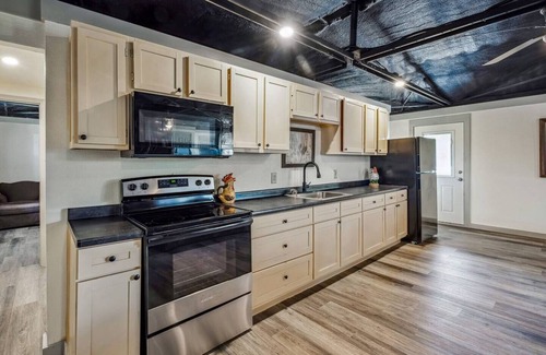 Paluxy Cabin | 3BR Country Getaway Patio Nature Views