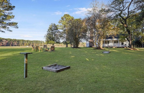 Locustville House | 3BR Farmhouse with Porch, Fire Pit, Horseshoe Pit