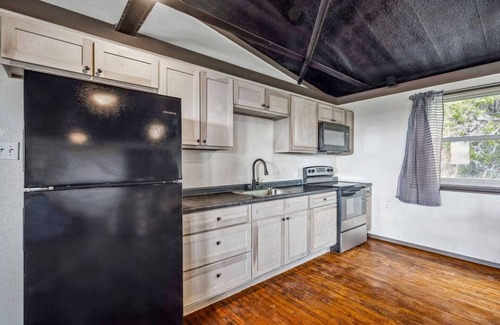 Paluxy Cabin | 3BR Hilltop Cabin Quiet Near Stephenville