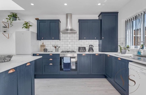 West Bromwich House | 3BR Home Near Sandwell Hospital + Free Parking