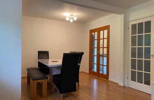 Knowle Sands House | 3BR House Self Check In Parking By PlushPad