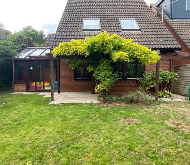 Knowle Sands House | 3BR House Self Check In Parking By PlushPad