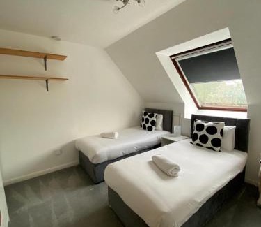 Knowle Sands House | 3BR House Self Check In Parking By PlushPad
