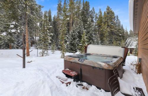 Blue River House | 3BR Modern Mountain Home with Hot Tub