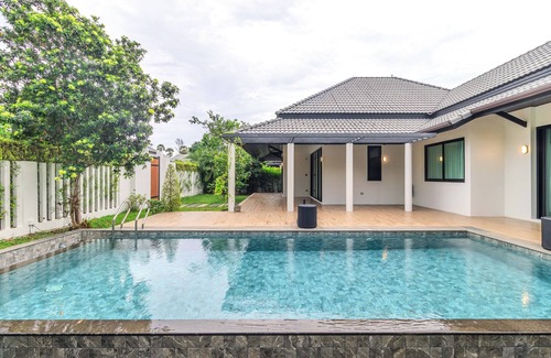 Cherngtalay Villa | 3BR Pool Villa Bathtub Near Beach V243