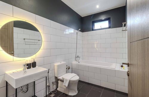 Cherngtalay Villa | 3BR Pool Villa Bathtub Near Beach V243