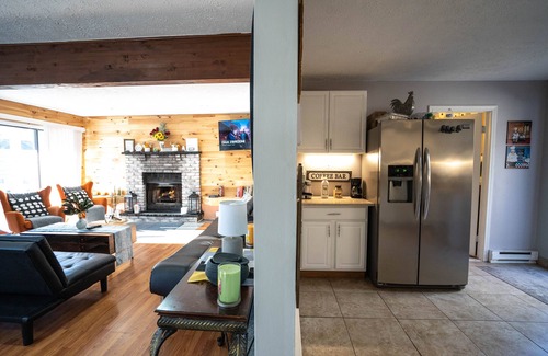 Tobyhanna Cabin | 4 BD Mountain Oasis with Hot Tub & Fireplace near Camelback