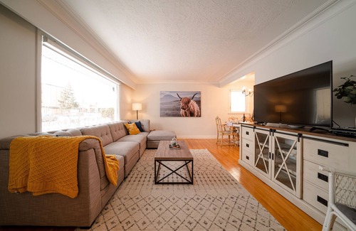 Tuxedo House | 4 Bdrm River Heights Farmhouse w/2 King Beds!