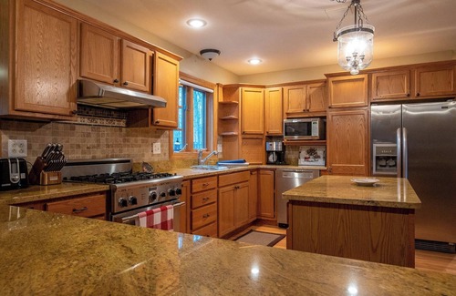 Manchester Center House | 4 Bed 3 bath Manchester VT home on large lot quiet cul de sac 2.5 car garage!