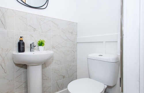 Lofthouse Apartment | 4 Bed 5 Bath - On Street Parking - Fast Wi-Fi - Self Check-in