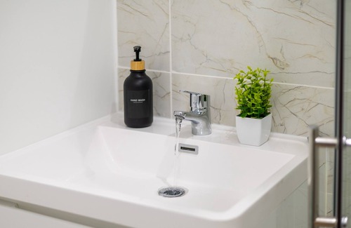 Lofthouse Apartment | 4 Bed 5 Bath - On Street Parking - Fast Wi-Fi - Self Check-in