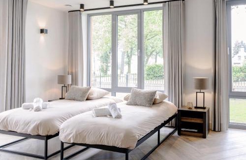 Ledeacker Apartment | 4-bed Apartment Kitchen Free Parking