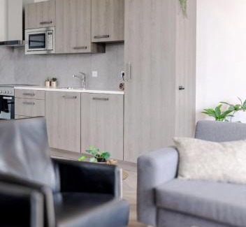 Ledeacker Apartment | 4-bed Apartment Kitchen Free Parking