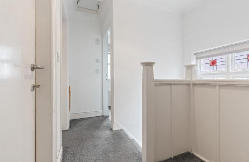 Bramcote House | 4-Bed Beeston Getaway - Free Parking