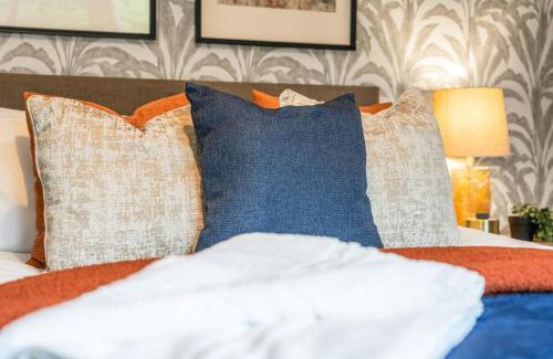 Bramcote House | 4-Bed Beeston Getaway - Free Parking