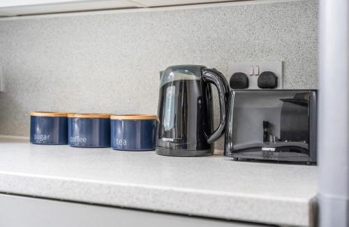 Bramcote House | 4-Bed Beeston Getaway - Free Parking