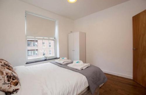 Elephant and Castle Apartment | 4 Bed Flat - Sleeps 10 - Pets - Parking