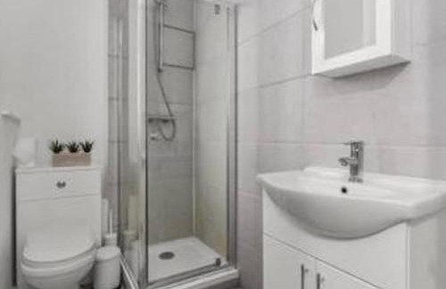 Elephant and Castle Apartment | 4 Bed Flat - Sleeps 10 - Pets - Parking