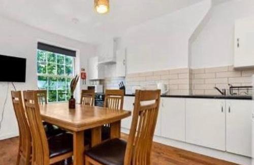 Elephant and Castle Apartment | 4 Bed Flat - Sleeps 10 - Pets - Parking