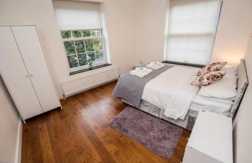 Elephant and Castle Apartment | 4 Bed Flat - Sleeps 10 - Pets - Parking