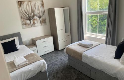 Portswood Apartment | 4 Bed house, 2 bath with large garden and free parking - Sleeps 8