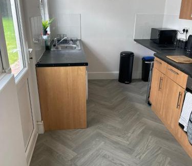 Portswood Apartment | 4 Bed house, 2 bath with large garden and free parking - Sleeps 8