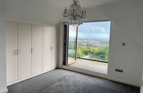 Portsmouth House | 4 Bed house | Hill top views | 3 car driveway