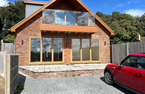 Portsmouth House | 4 Bed House - Hill top views - 3 car driveway