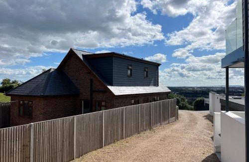 Portsmouth House | 4 Bed House - Hill top views - 3 car driveway