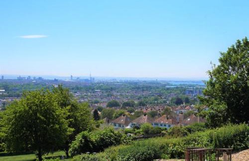 Portsmouth House | 4 Bed House - Hill top views - 3 car driveway