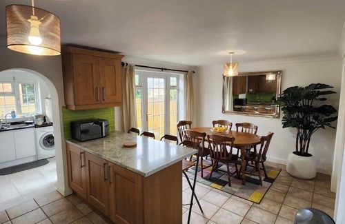 Buckingham House | 4 Bed House - Sleeps 8 - Parking - Garden - Wifi