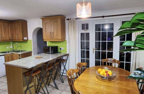 Buckingham House | 4 Bed House - Sleeps 8 - Parking - Garden - Wifi