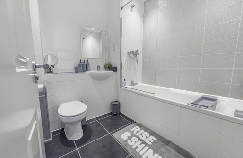 Ashford House | * 4 BED LUXURY HOUSE * GARDENn+ PARKING + WiFi