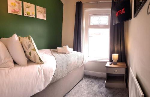Port Talbot Apartment | 4 Bed - Parking - Near M4 - Ideal for Workers