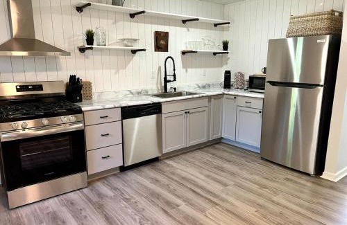 Royal Manor House | 4 Bed Ranch-Fire Pit-Pet & Kid Friendly-King Bed