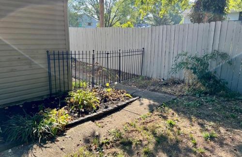 Royal Manor House | 4 Bed Ranch-Fire Pit-Pet & Kid Friendly-King Bed